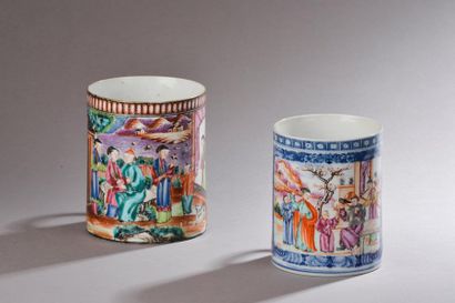 null CHINE, Canton - Fin de l'époque QIANLONG (1736 - 1795).
Deux chopes en porcelaine...