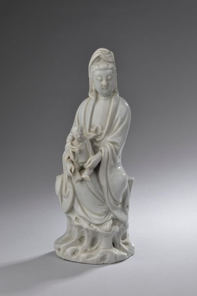 null CHINE - XVIIIe siècle.
Statuette de Guanyin en porcelaine émaillée blanc de...