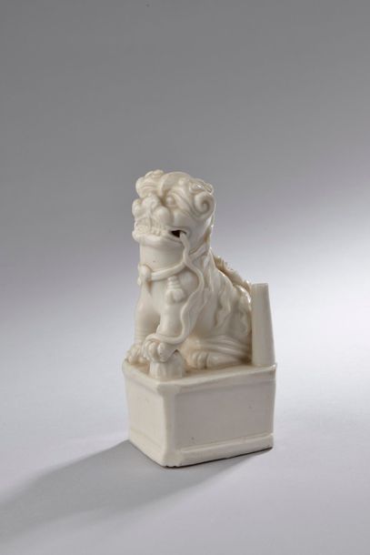 null CHINE - Époque JIAQING (1796 - 1820).
Chimère porte-baguettes d'encens en porcelaine...