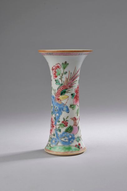 null CHINE - XVIIIe siècle
Flacon polylobé en porcelaine famille rose à décor de...