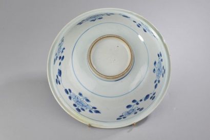 null CHINE - Époque QIANLONG (1736 - 1795).
Bol au bord retourné en porcelaine bleu...