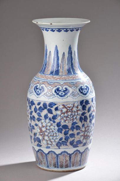 null CHINE - XXe siècle.
Vase balustre en porcelaine bleu et rouge sous couverte...