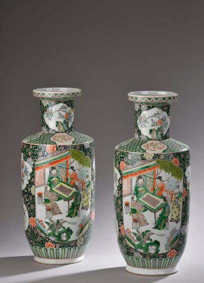 null CHINE - XXe siècle.
Paire de vases rouleaux en porcelaine émaillée polychrome...
