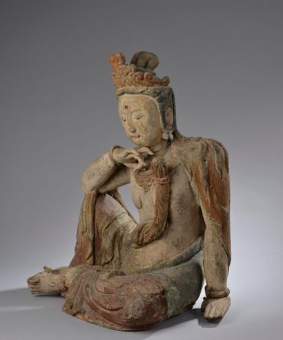 null CHINE - XXe siècle.
Guanyin, en bois sculpté polychrome, dans la position du...