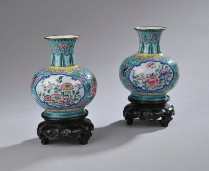 null CHINE - Début du XXe siècle.
Paire de vases balustre en cuivre émaillé à décor...