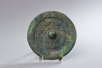 null CHINE - Dynastie HAN (206 av. J.-C. - 220 ap. J.-C.).
Miroir à décor géométrique...