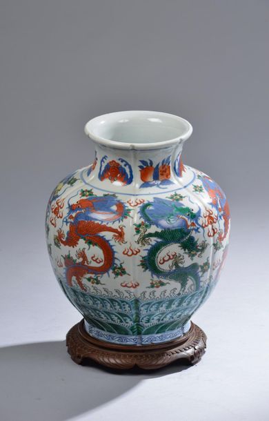 null CHINE - XXe siècle.
Vase de forme côtelée et balustre en porcelaine décorée...