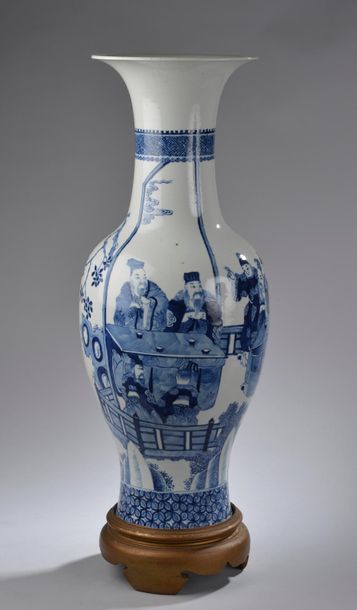 null CHINE - XXe siècle
Vase cornet en porcelaine bleu blanc à décor de lettrés et...