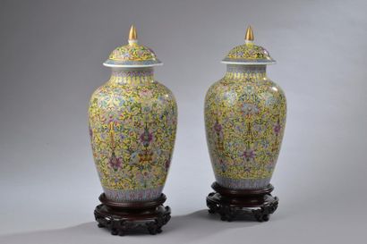null CHINE - XXe siècle
Paire de pots couverts en porcelaine émaillée polychrome...