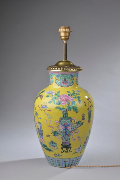 null CHINE - Début XXe siècle.
Vase balustre en porcelaine émaillée polychrome sur...