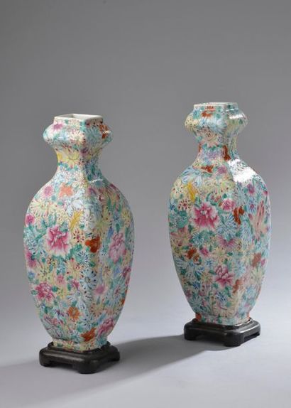 null CHINE - XXe siècle.
Paire de vases à col bulbe en porcelaine à décor polychrome...