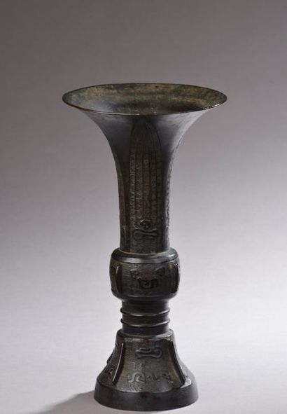 null CHINE - XIXe siècle.
Vase de forme "gu" en bronze à patine brune à décor incisé...