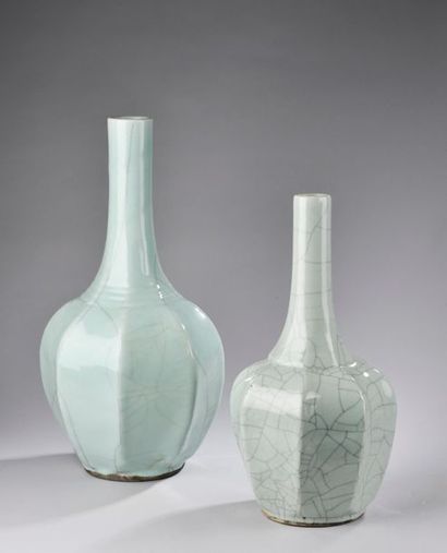 null CHINE - XXe siècle.
Deux vases à haut col à panse côtelée en céramique à couverte...