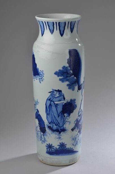 null CHINE - XXe siècle.
Vase rouleau en porcelaine émaillée blanc bleu représentant...