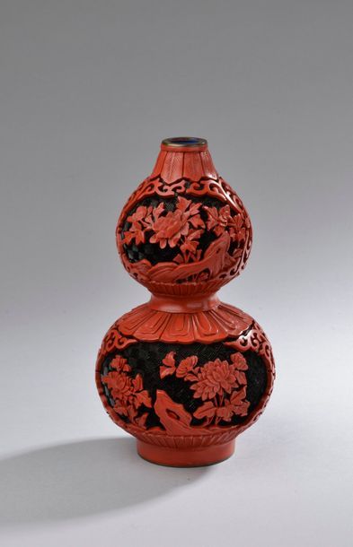 null CHINE - Vers 1900. 
Vase double gourde en laque rouge sur fond noir à décor...