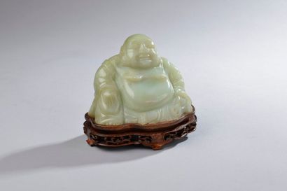 null CHINE - XXe siècle.
Bouddha assis en néphrite verte. Monté sur un socle en bois.
Haut....