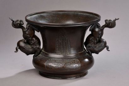 null JAPON - Époque MEIJI (1868 - 1912).
Vase à panse basse et cornet en bronze à...