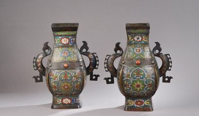 null JAPON - Époque MEIJI (1868-1912).
Paire de vases fanghu en bronze à patine brune...