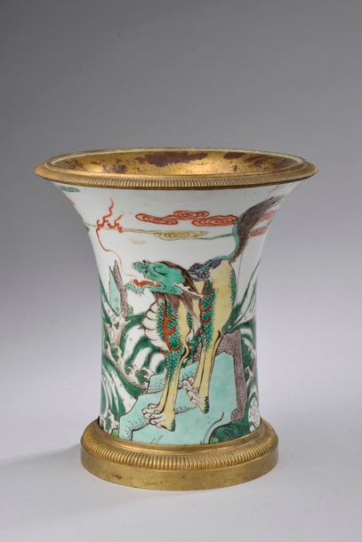 null CHINE - XIXe siècle.
Haut de vase cornet en porcelaine de la famille verte à...