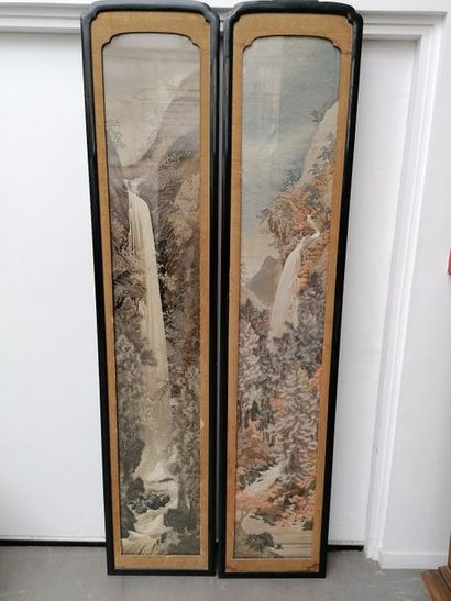 null JAPON - Époque MEIJI (1868-1912).
Paire de panneaux en soie brodée de cascades...