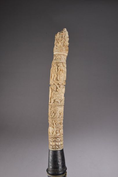 null BIRMANIE - XIXe siècle.
Sabre "dha", le manche en ivoire sculpté de registres...