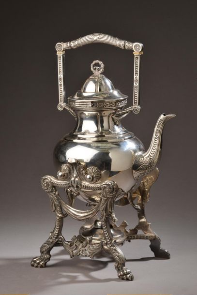 null Samovar en métal argenté, présentant une théière à décor de frise de laurier,...