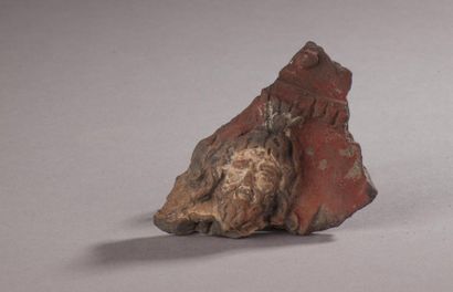 null Fragment de sculpture polychrome figurant une tête de Sérapis. 
Époque gréco-romaine.
Haut....
