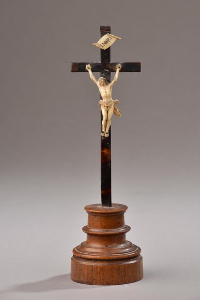 null Crucifix janséniste du Christ vivant en ivoire (elephantidae spp). Sur une croix...