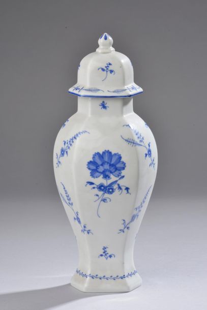 null 
Vase balustre couvert en porcelaine à décor en bleu de brins et d'œillets (petite...