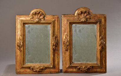 null Paire de petits miroirs en bois sculpté, redoré à décor d'une coquille et de...