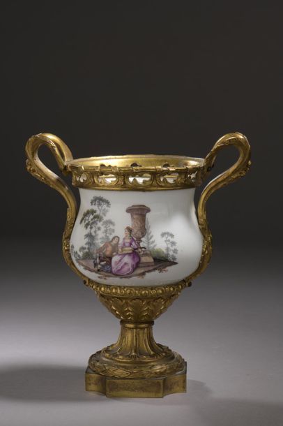 null MEISSEN.
Vase en porcelaine et bronze doré, la porcelaine de Meissen du XVIIIe...