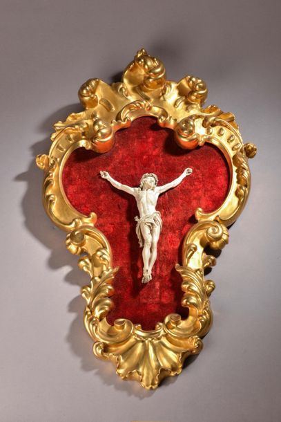 null Crucifix en ivoire (elephantidae spp) du Christ vivant sculpté dans un riche...