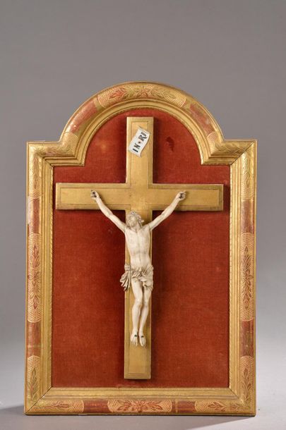 null Crucifix en ivoire sculpté (elephantidae spp) du Christ vivant, sommé du titulus....