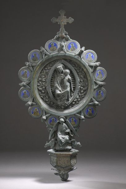 null Bénitier en bronze ciselé figurant la sainte Vierge dans une mandorle entourée...