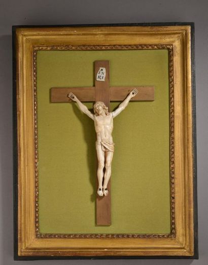 null Christ en ivoire (elephantidae spp) sculpté sur une croix dans un encadrement...