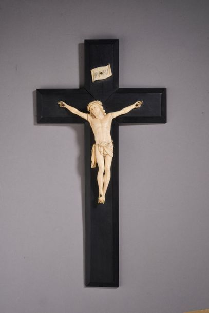 null Crucifix du Christ mort en ivoire (elephantidae spp) sculpté, sommé de son titulus....