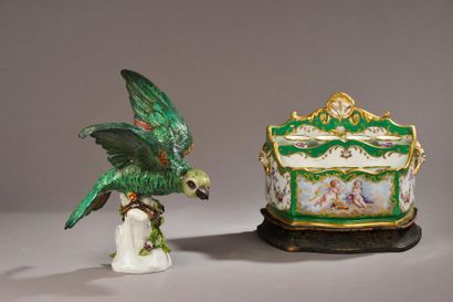 null MEISSEN.
Perroquet en faïence polychrome. Debout sur un tertre fleuri, les ailes...