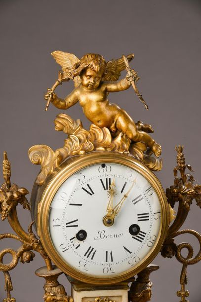 null Pendule en bronze doré et albâtre. D'époque Louis XVI Le cadran circulaire,...