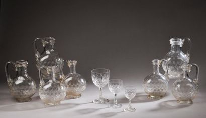 null Partie de service de verres en cristal taillé à décor de motifs étoilés. Il...