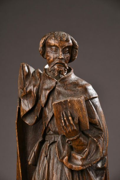 null Saint Jacques (?) tenant un livre en chêne sculpté, dos ébauché (quelques manques...