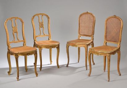 null Paire de chaises cannées en bois mouluré, sculpté et doré, le dossier à décor...