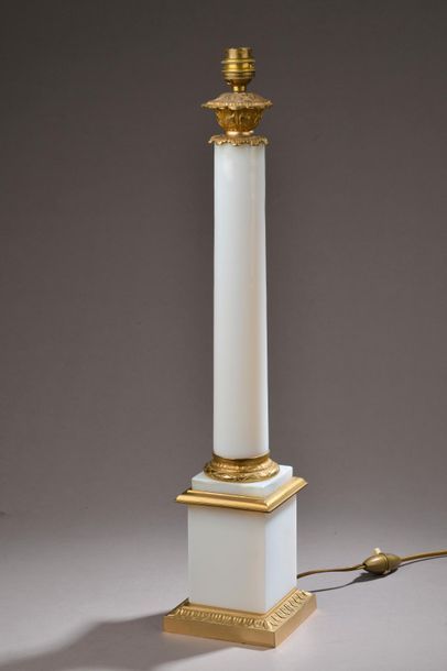 null Lampe à poser en verre opalin blanc et bronze doré formant colonne surmonté...