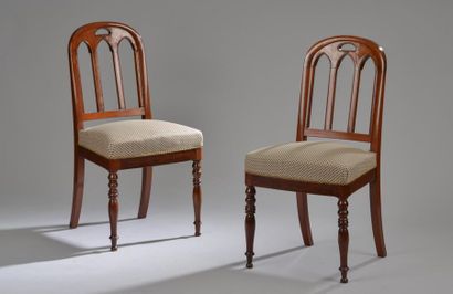 null Paire de chaises en acajou et placage d'acajou à dossier droit ajouré de trois...