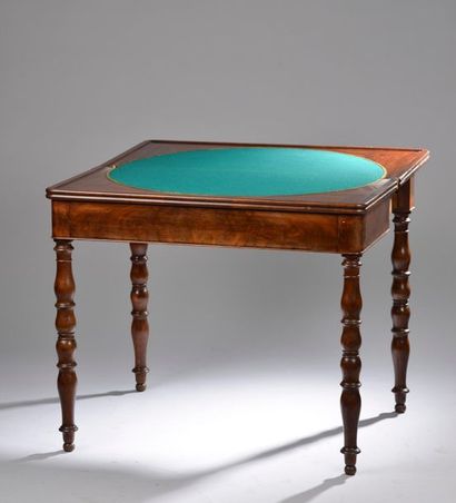 null Table à jeux en acajou et placage d'acajou découvrant un plateau de feutre vert....