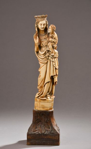 null Vierge à l'Enfant en ivoire (elephantidae spp) sculpté. Le socle en bois sculpté...