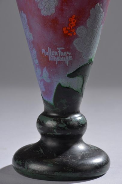 null MULLER FRÈRES à LUNÉVILLE.
Vase balustre sur piédouche bulbaire en verre multicouche...