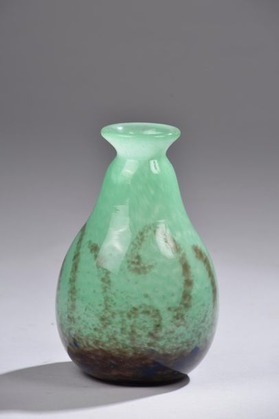 null *SCHNEIDER.
Vase piriforme à petit col évasé en verre soufflé à décor de fougères...