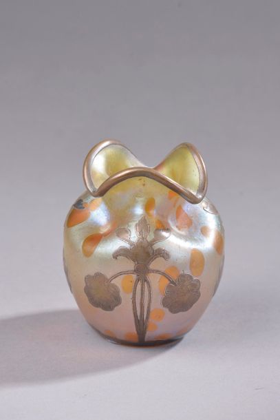 null Petit vase en verre irisé à col trilobé à décor appliqué en laiton de fleurs...