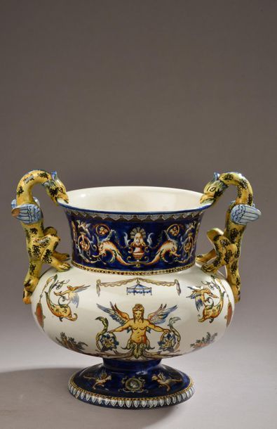 null GIEN.
Vase pansu à anses dragons en faïence à décor néo Renaissance ( petits...