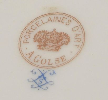 null A.GOLSE (décorateurs 1844 - 1937) pour la Manufacture de Sèvres.
Bonbonnière...